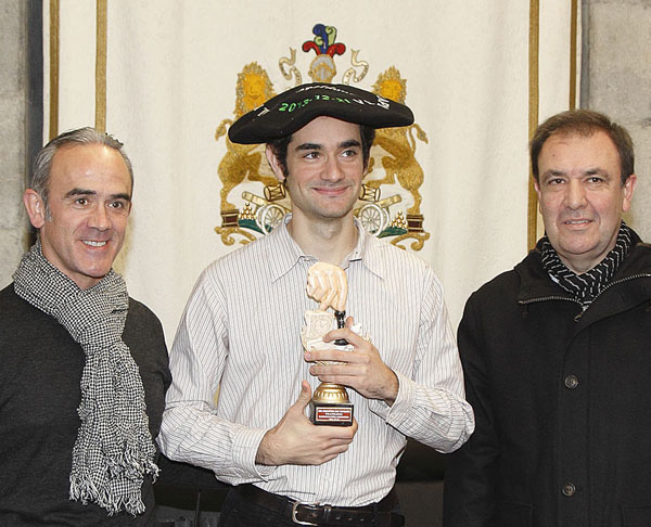 El campeón Daniel ALSINA, acompañado del Alcalde (Iz) y el teniente de alcalde de Elgoibar.